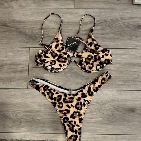 Leopard  2 piece - Picture 3 of 3